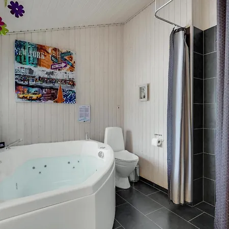 3 Bedroom Awesome In Holiday home *